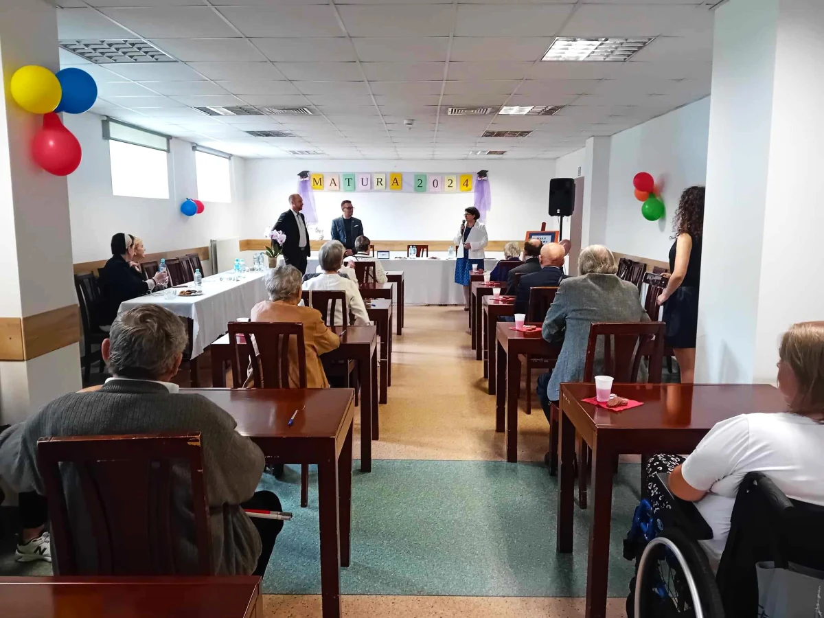 Na "egzamin dojrzałości" nigdy nie jest za późno. Udowodniło to 12 seniorów z Łodzi. Wczoraj (23 maja) w Domu Pomocy Społecznej przy ul. Rudzkiej przystąpili do "Małej matury 2024". 