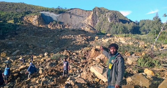 Setki ludzi mogły zginął w wyniku osunięć ziemi w prowincji Enga w Papui-Nowej Gwinei. Zwały ziemi osunęły się, zmiatając około 50 budynków. Mieszkańcy spali w środku. 