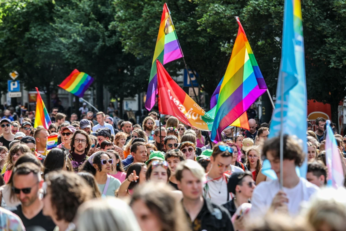 W Gdańsku, w sobotę 24 maja, mogą wystąpić utrudnienia dla kierowców i pasażerów komunikacji miejskiej - poinformował Ratusz. W niektórych miejscach ruchem ma kierować policja. Centrum miasta przemaszerują bowiem uczestnicy IX Trójmiejskiego Marszu Równości.