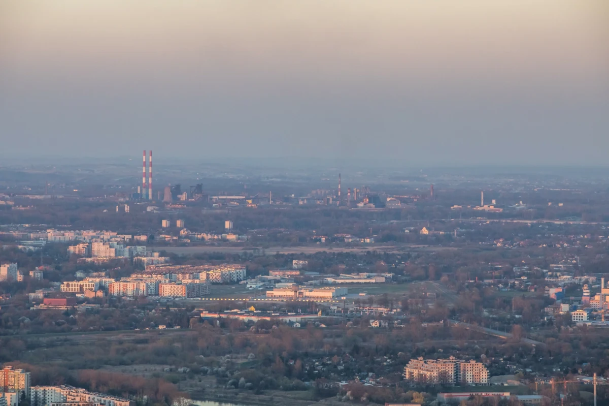 Nowohucianie nie chcą brudnego przemysłu na terenach kombinatu - tak wynika z badań przeprowadzonych na zlecenie Krakowskiego Alarmu Smogowego. Przeciwko strefie przemysłowej opowiedziało się 75 proc. ankietowanych mieszkańców dzielnicy. W sprawie reaktora jądrowego zdania są podzielone.
