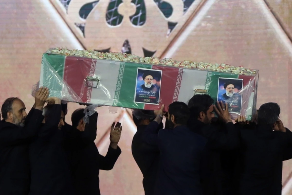 Na wraku helikoptera, którym podróżował prezydent Iranu Ebrahim Raisi, nie stwierdzono "oznak ostrzału ani podobnych śladów" - wynika ze wstępnych ustaleń sztabu generalnego armii, na które powołuje się w piątek opozycyjny portal Iran International. Do katastrofy helikoptera, w której zginęli m.in. Raisi, irański minister spraw zagranicznych Hosejn Amir Abdollahijan oraz dwóch wysokich rangą dowódców wojskowych, doszło w niedzielę w trudnych warunkach pogodowych.