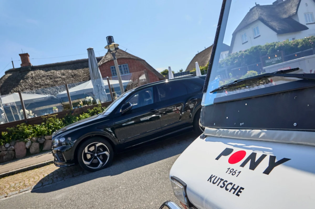 Dziennik „Bild” pisze o "nazistowskim skandalu" na niemieckiej wyspie Sylt. Nazywana jest wyspą "pięknych i bogatych". W miniony weekend grupa "najwyraźniej bardzo zamożnych młodych ludzi sfilmowała się w (...) lokalu „Pony” i śpiewała „Niemcy dla Niemców, obcokrajowcy wynocha!".