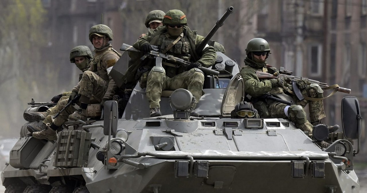 Od kilku dni, rosyjska armia wysyła pociągami do ukraińskiego obwodu sumskiego ogromne ilości pojazdów i sprzętu bojowego, który ma wziąć udział w wielkiej ofensywie. Jej celem ma być Charków, ale mówi się też o Kijowie. Tymczasem rosyjscy żołnierze masowo się poddają, przeczuwając, jaki tragiczny czeka ich los.