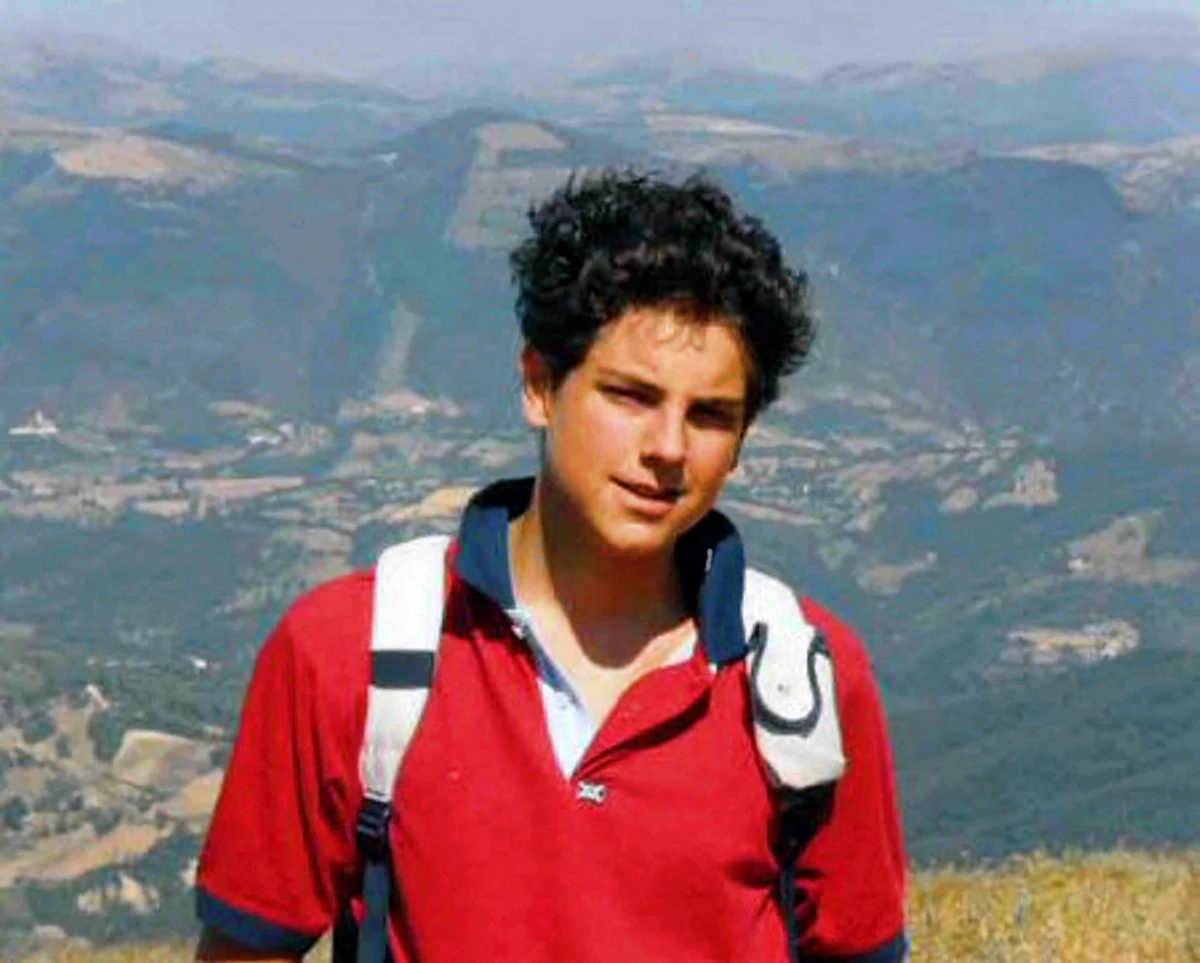 Carlo Acutis – włoski nastolatek i komputerowy pasjonat, który dorobił się przydomka "boży influencer" - ma zostać pierwszym świętym Kościoła katolickiego z tzw. pokolenia millienialsów. Papież Franciszek uznał drugi cud przypisywany chłopakowi. Przyszły święty, a także gracz i programista, zmarł w 2006 r. na białaczkę, w wieku 15 lat.