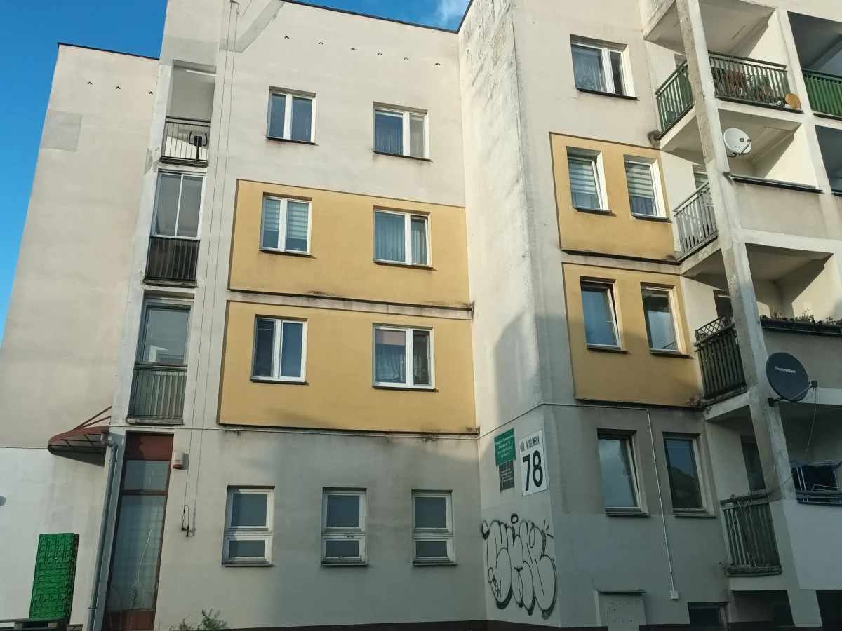 "Rozpoczęte i trwające prace nad projektem ustawy (dotyczącej programu mieszkaniowego "naStart" – przyp. red.) są kontynuowane" – poinformowało Ministerstwo Rozwoju i Technologii w odpowiedzi na pytania przesłane przez RMF FM. Program ten – jak czytamy na stronie resortu – "zastąpi bezpieczny kredyt 2 proc. i rodzinny kredyt mieszkaniowy, łącząc w sobie finansowe wsparcie w formie dopłat do rat".