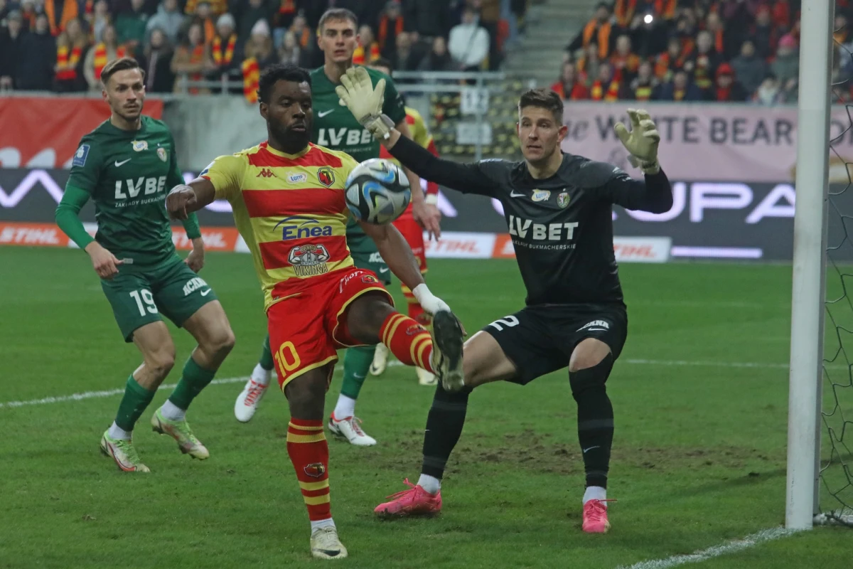 Kończymy wyjątkowy sezon piłkarskiej Ekstraklasy. Wyjątkowo mizerny… Mistrz Polski w najlepszym razie wywalczy 63 punkty na 102 możliwe. Wynik daleki od imponującego. To jednak nieważne dla fanów Jagiellonii Białystok i Śląska Wrocław. Te dwie drużyny biją się o tytuł i mają po 60 punktów. Czeka nas więc korespondencyjny pojedynek o mistrzostwo.