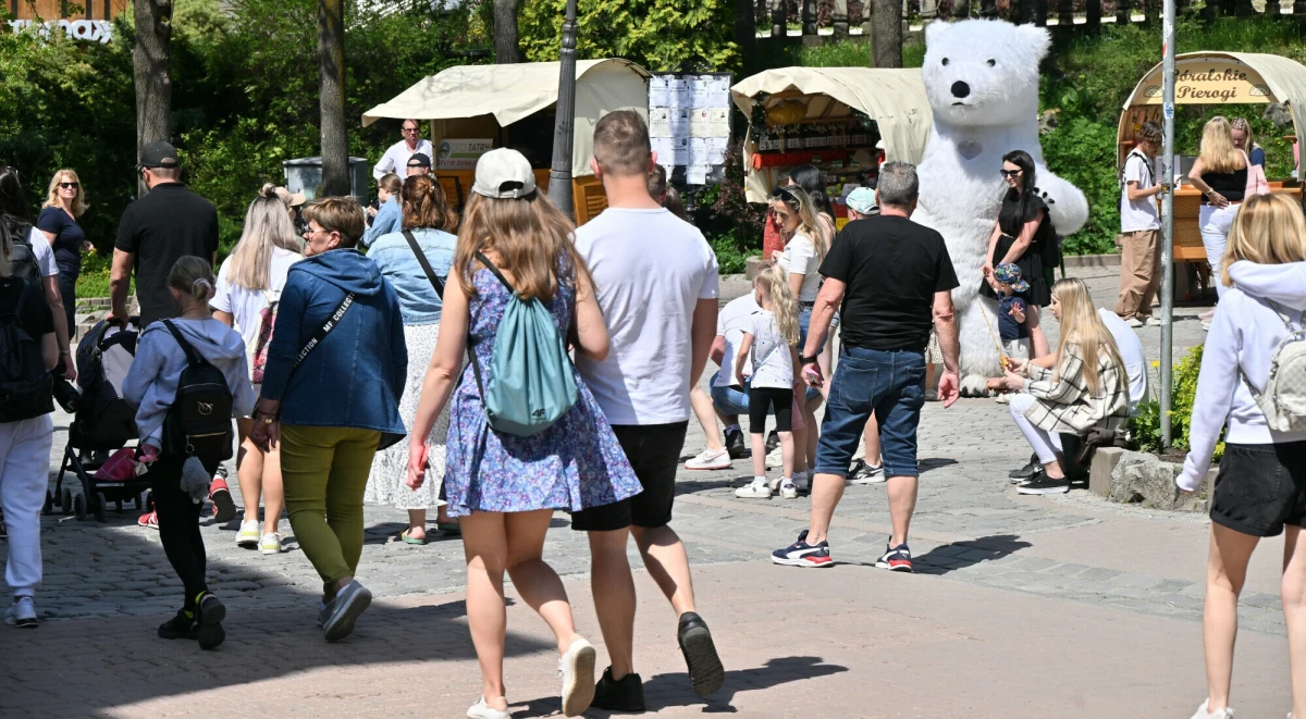 Na niespełna miesiąc przed wakacjami w Zakopanem liczba rezerwacji od gości z krajów arabskich wzrosła o 20 proc. względem ubiegłego roku. Hotelarze spodziewają się jednak nie tylko turystów z krajów Półwyspu Arabskiego. Więcej na Podhalu będzie też Węgrów i Słowaków.
