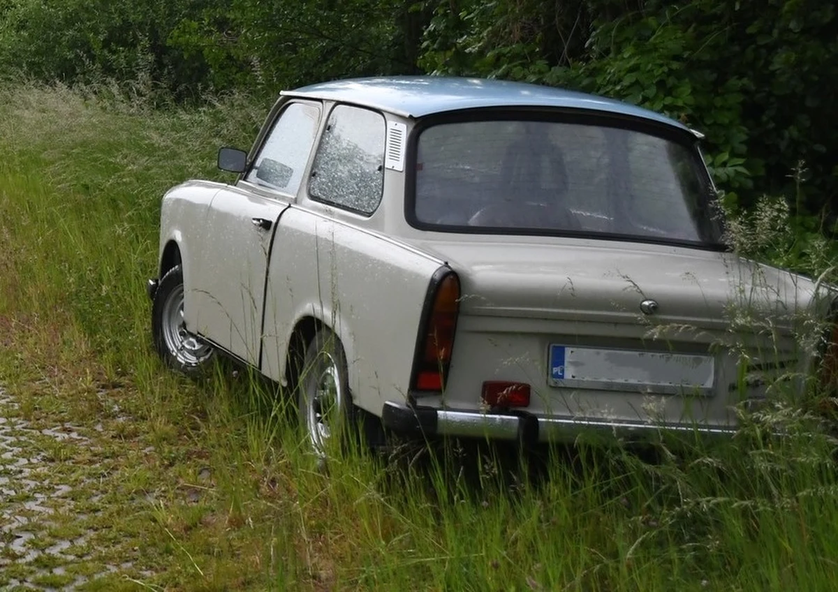 Dwaj 17-latkowie oddalili się z Młodzieżowego Ośrodka Wychowawczego, a później ukradli samochód. Skradzionym sprzed karczmy w pow. lipskim (Mazowieckie) trabantem próbowali uciekać, lecz mający już swoje lata pojazd się zepsuł.