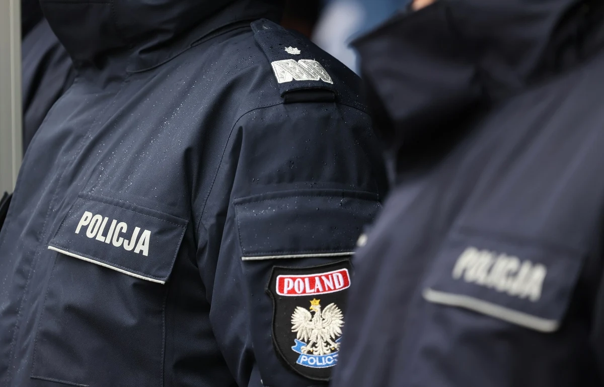 Dwóch policjantów usłyszało w sobotę zarzuty w związku ze śmiercią 27-latka w Inowrocławiu. W trakcie interwencji funkcjonariusze użyli wobec niego paralizatora. Zarzucono im także nieuprawnione zastosowanie siły fizycznej.
