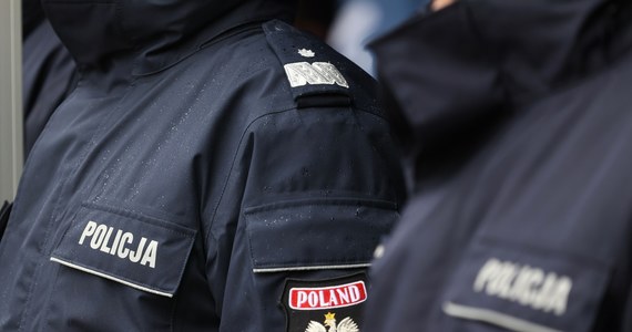 Dwóch policjantów usłyszało w sobotę zarzuty w związku ze śmiercią 27-latka w Inowrocławiu. W trakcie interwencji funkcjonariusze użyli wobec niego paralizatora. Zarzucono im także nieuprawnione zastosowanie siły fizycznej.