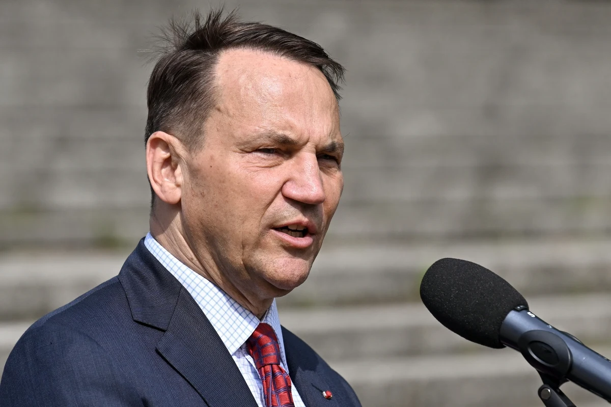 Ostatnia grupa ambasadorów, którą będę wzywał do kraju, to ci, którym skończyły się kadencje. Prezydent obiecał mi, że w takich przypadkach nie będzie robił trudności. Niestety czekam, póki co nadaremnie, na podpisanie ich odwołań - powiedział w sobotę szef MSZ Radosław Sikorski.