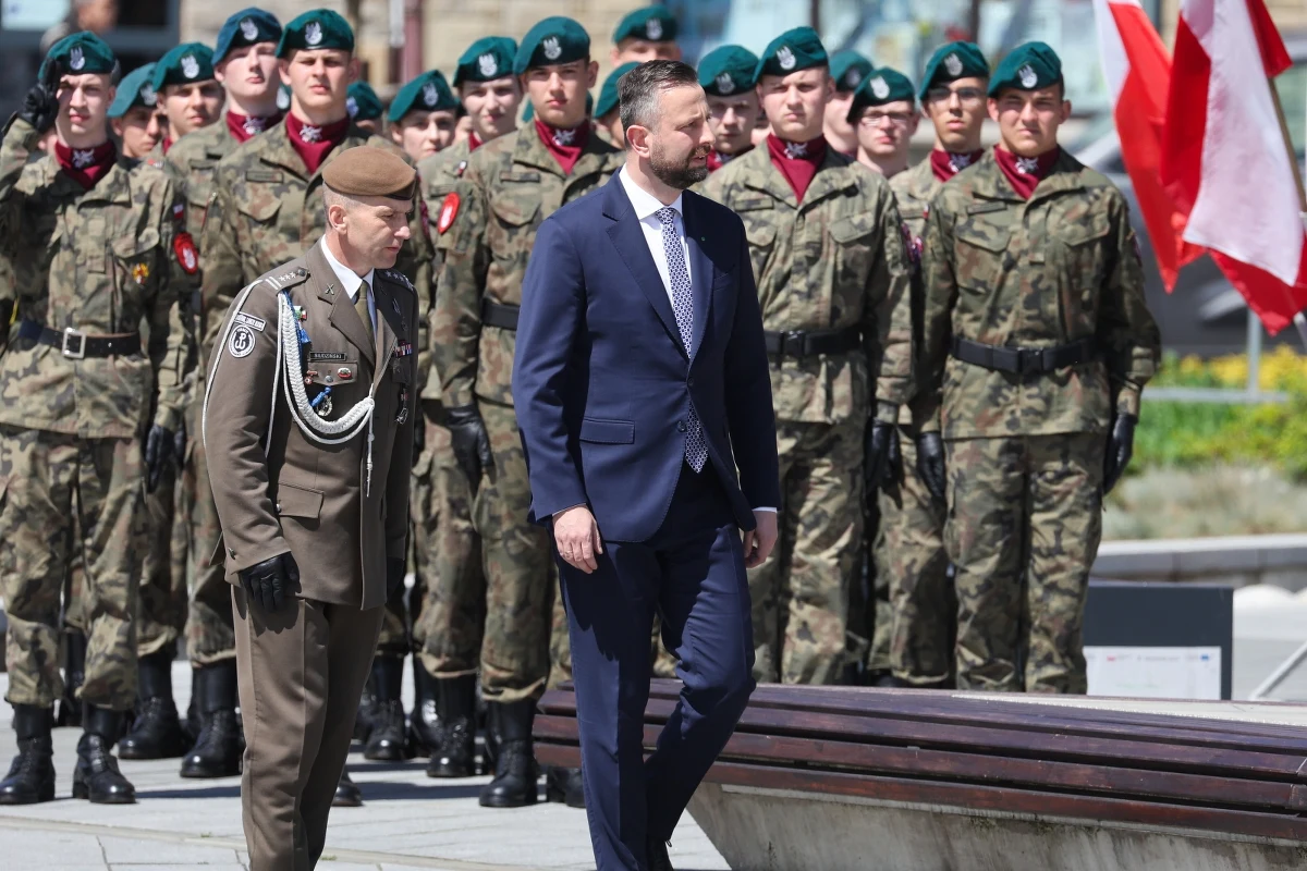 "To będzie największa w historii operacja umacniania naszego bezpieczeństwa na wschodniej granicy. To będą fortyfikacje, ale przede wszystkim najnowocześniejszy sprzęt. Powołujemy wojska dronowe" - powiedział w sobotę minister obrony narodowej Władysław Kosiniak-Kamysz. 