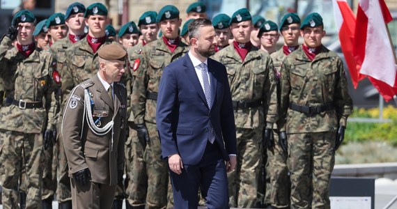 "To będzie największa w historii operacja umacniania naszego bezpieczeństwa na wschodniej granicy. To będą fortyfikacje, ale przede wszystkim najnowocześniejszy sprzęt. Powołujemy wojska dronowe" - powiedział w sobotę minister obrony narodowej Władysław Kosiniak-Kamysz. 