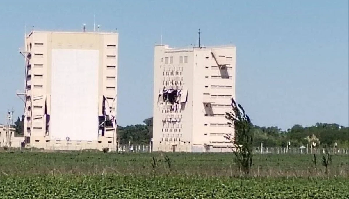 Takiego uderzenia na terytorium Rosji jeszcze nie było i może lepiej, by już nigdy się nie powtórzyło. Ukraińcy kilka dni temu za pomocą dronów zaatakowali i znacząco uszkodzili strategiczną stację radarową wczesnego ostrzegania w południowo-zachodniej części kraju. Słowo "strategiczną" jest tutaj kluczowe, bowiem radar - wpisujący się w sieć wczesnego ostrzegania - jest częścią szerszego systemu odstraszania jądrowego Moskwy. Atak mógłby zatem spełnić określone publicznie przez Kreml warunki działań mogących wywołać nuklearny atak odwetowy.