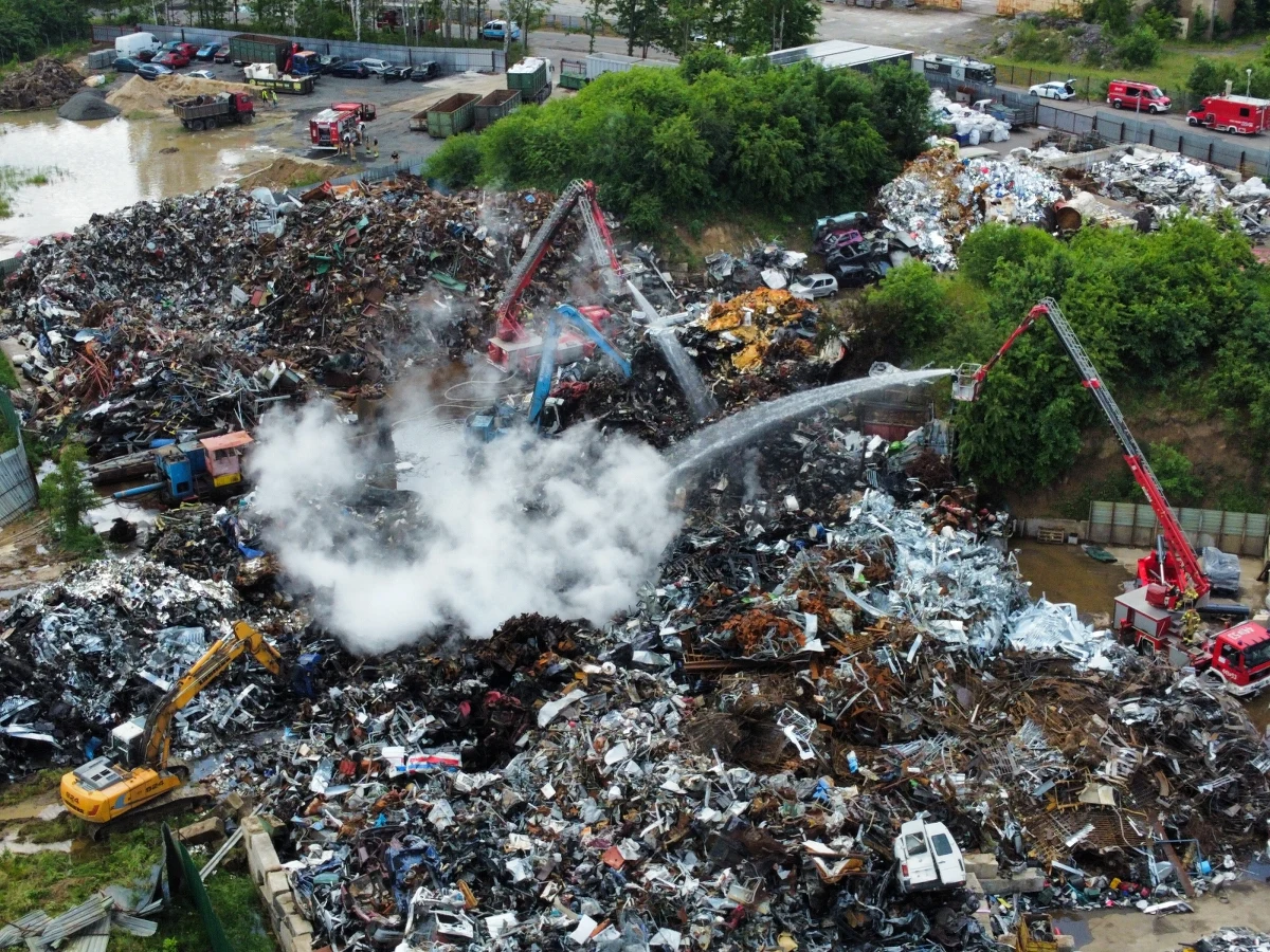 Strażacy opanowali pożar, który w nocy z piątku na sobotę wybuchł na składowisku samochodów w Tomaszowie koło Żagania (Lubuskie). Trwa dogaszanie. Nie ma informacji o poszkodowanych.