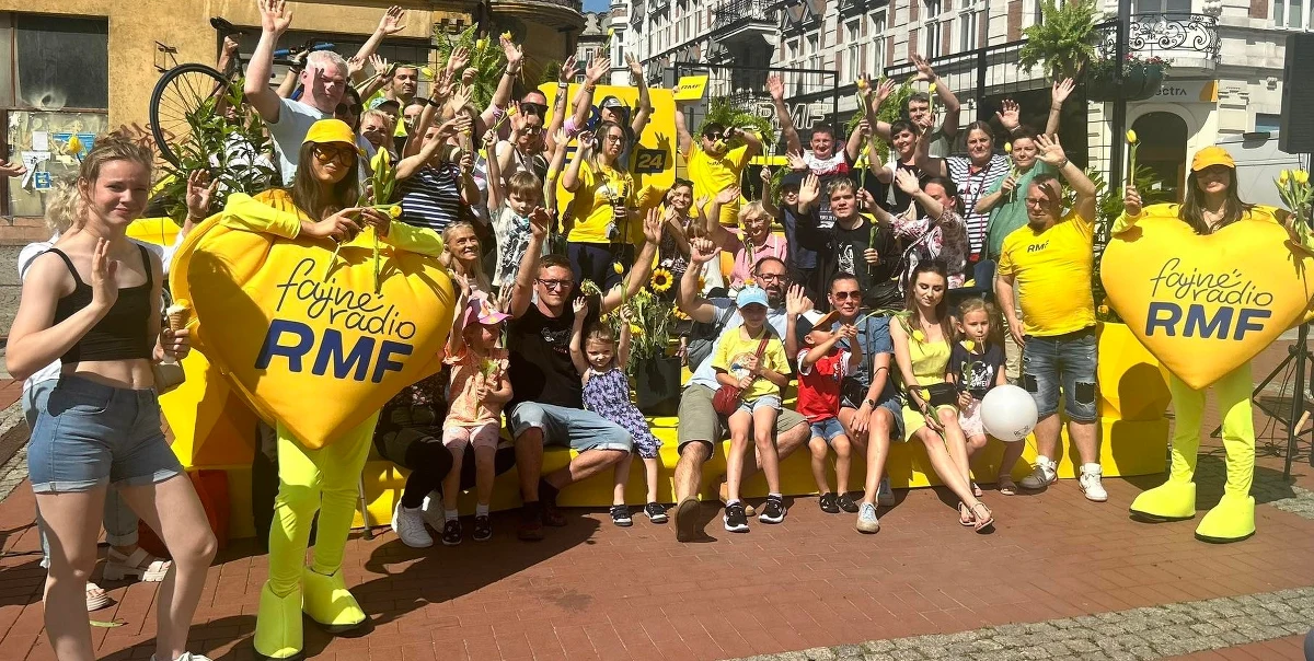 Rynek w Bytomiu w sobotę był żółto-niebieski! Akcja Twoje fajne miasto w RMF FM zawitała na Śląsk. Atrakcji jak zawsze było mnóstwo - muzyka, gry, zabawy, strefa chillout, fotobudka, a także wiele gadżetów do zgarnięcia.