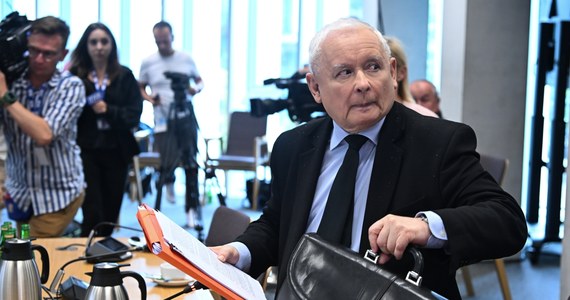 Prezes Prawa i Sprawiedliwości Jarosław Kaczyński stwierdził we Wrześni, że na piątkowym posiedzeniu komisji śledczej ds. wyborów korespondencyjnych miał do czynienia "z agresją, a jednocześnie z ogromną dawką po prostu zwykłej głupoty, i zastanawiającym poziomem – nie wszystkich, ale niektórych członków tej komisji". Jednocześnie przekonywał, że wczorajsze przesłuchanie nie było dla niego żadnym zaskoczeniem. 