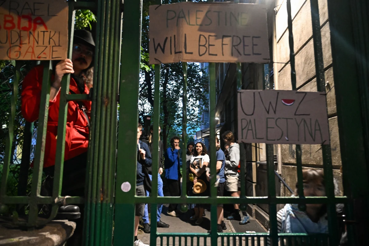 Kolejne osoby dołączają do protestu studentów Uniwersytetu Warszawskiego. Młodzi ludzie okupują park Autonomia przy Nowym Świecie w proteście przeciwko izraelskiej interwencji w Strefie Gazy. Żądają od rektora zerwania współpracy z Izraelem.