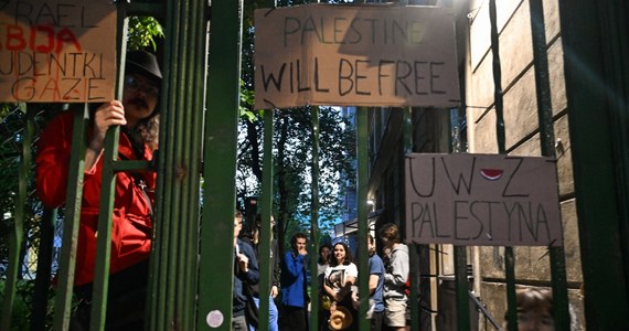 Kolejne osoby dołączają do protestu studentów Uniwersytetu Warszawskiego. Młodzi ludzie okupują park Autonomia przy Nowym Świecie w proteście przeciwko izraelskiej interwencji w Strefie Gazy. Żądają od rektora zerwania współpracy z Izraelem.
