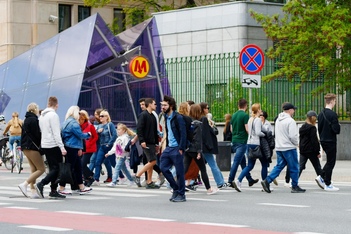 Żyję w aglomeracji liczącej ok. 2 milionów mieszkańców. Szczerze mówiąc nie posunąłbym się raczej do nazwania wszystkich wspólnotą - nie ma siły, żeby znać wielu członków tej rzeszy. Uświadomiłem sobie jednak, że do poczucia wspólnoty z innymi wstarczą drobne incydenty obrazujące szczegóły tych relacji. Nie trzeba do tego znajomości imion czy nazwisk, wystarczą twarze.