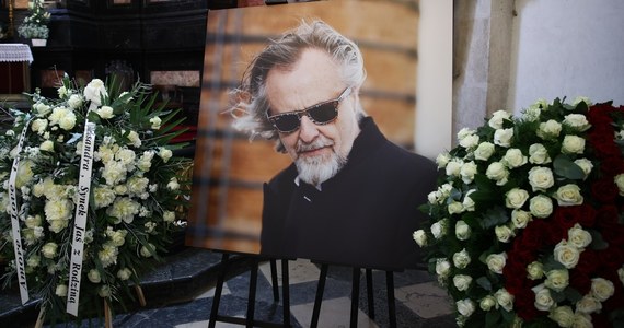 Rodzina, przyjaciele i fani pożegnali dziś Jana A.P. Kaczmarka - wybitnego kompozytora muzyki filmowej i zdobywcy Oscara. W Krakowie w sobotę odbyły się uroczystości pogrzebowe.