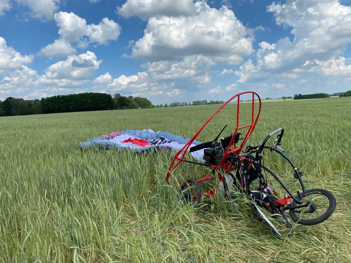 Do tragicznego wypadku doszło w okolicy wsi Sądzia. Na ziemię spadł motolotniarz, uczestnik zawodów na leszczyńskim lotnisku. Trwa wyjaśnianie okoliczności i przyczyn zdarzenia. 