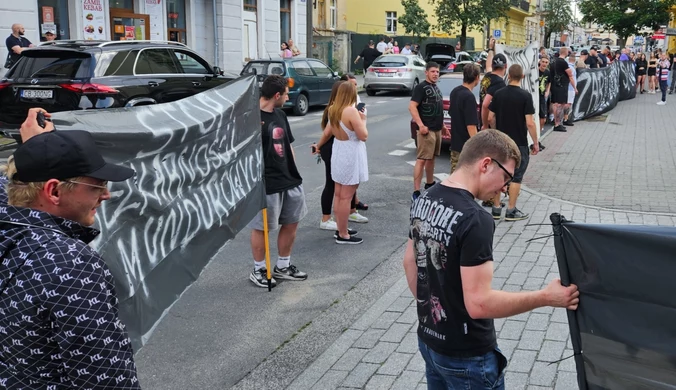 Milczący protest przed komendą. 27-latek zmarł po interwencji policji