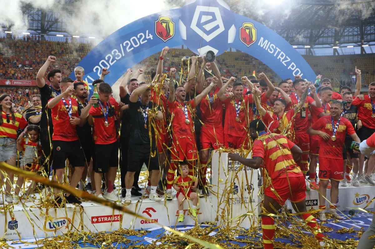 Piłkarze Jagiellonii Białystok pokonali w ostatniej kolejce ekstraklasy Wartę Poznań 3:0 i po raz pierwszy zostali mistrzem Polski. Drużyna gości spadła do 1. ligi, gdyż została wyprzedzona przez Koronę Kielce, która w sobotę wygrała w Poznaniu z Lechem 2:1.