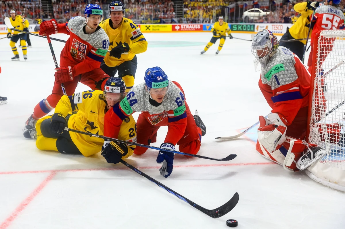 Hokeiści gospodarzy zmierzą się w niedzielę ze Szwajcarami w finale rozgrywanych w Czechach mistrzostw świata Elity. W półfinałach Czesi wygrali ze Szwedami 7:3, a Helweci po rzutach karnych pokonali broniących tytułu Kanadyjczyków 3:2.