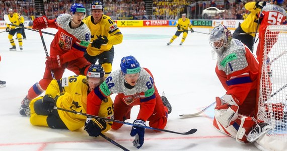 Hokeiści gospodarzy zmierzą się w niedzielę ze Szwajcarami w finale rozgrywanych w Czechach mistrzostw świata Elity. W półfinałach Czesi wygrali ze Szwedami 7:3, a Helweci po rzutach karnych pokonali broniących tytułu Kanadyjczyków 3:2.