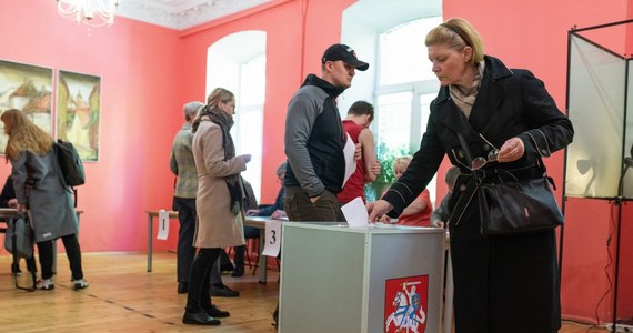Na Litwie trwa w niedzielę głosowanie w drugiej turze wyborów prezydenckich. O najwyższy urząd w państwie walczą: ubiegający się o reelekcję prezydent Gitanas Nauseda oraz premier Ingrida Szimonyte - dwoje  kandydatów, którzy w pierwszej turze przed dwoma tygodniami uzyskali najwięcej głosów.