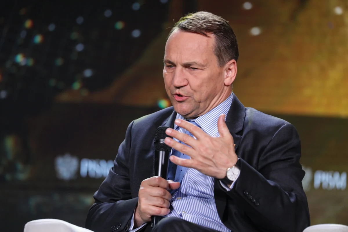 ​Radosław Sikorski udzielił wywiadu brytyjskiemu dziennikowi "The Guardian", w którym poruszył wiele kwestii dotyczących wojny w Ukrainie. Jedną z nich była reakcja Zachodu na ewentualne użycie przez Rosjan broni jądrowej na terenie Ukrainy. Szef polskiej dyplomacji jest sceptyczny wobec gróźb płynących z Kremla i stwierdził, że odpowiedź Stanów Zjednoczonych byłaby miażdżąca.