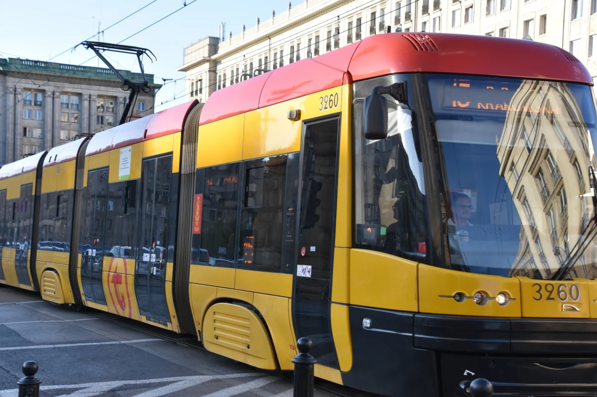 Tramwajarze remontują tory do zajezdni Annopol. 27 maja przystąpią do kolejnego etapu robót - tym razem na ulicy Matki Teresy z Kalkuty. Będzie tam jeden kierunek ruchu dla kierowców, zostaną wyznaczone objazdy - poinformował stołeczny ratusz.