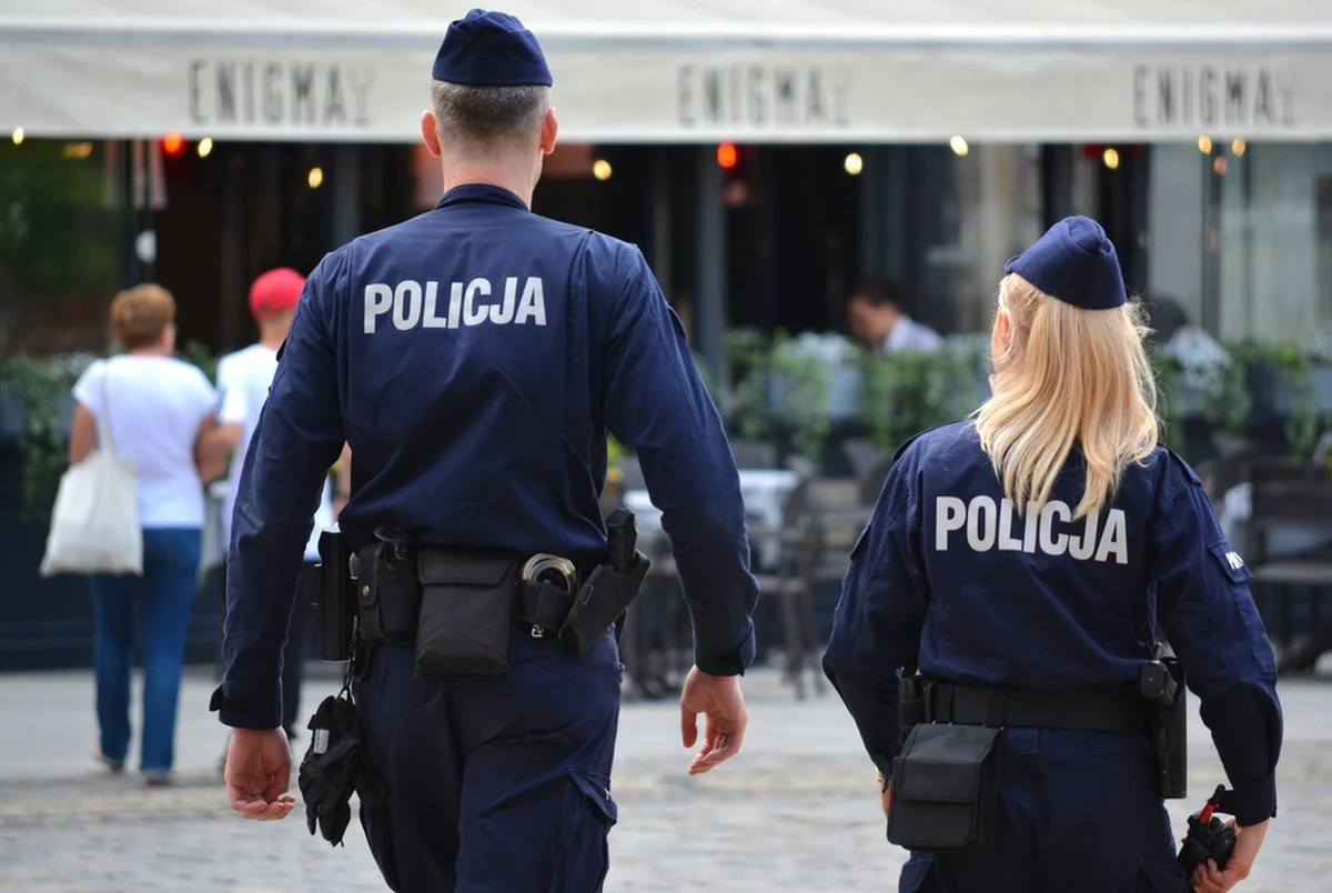 W sobotnią noc doszło do napadu na stację paliw w Kępnie. Zamaskowany mężczyzna zagroził pracownicy przedmiotem przypominającym broń, zabrał pieniądze, a następnie uciekł. Trwają jego poszukiwania.