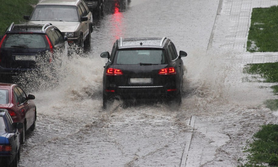 IMGW podwyższa stopień ostrzeżeń: Burze, silny deszcz i grad