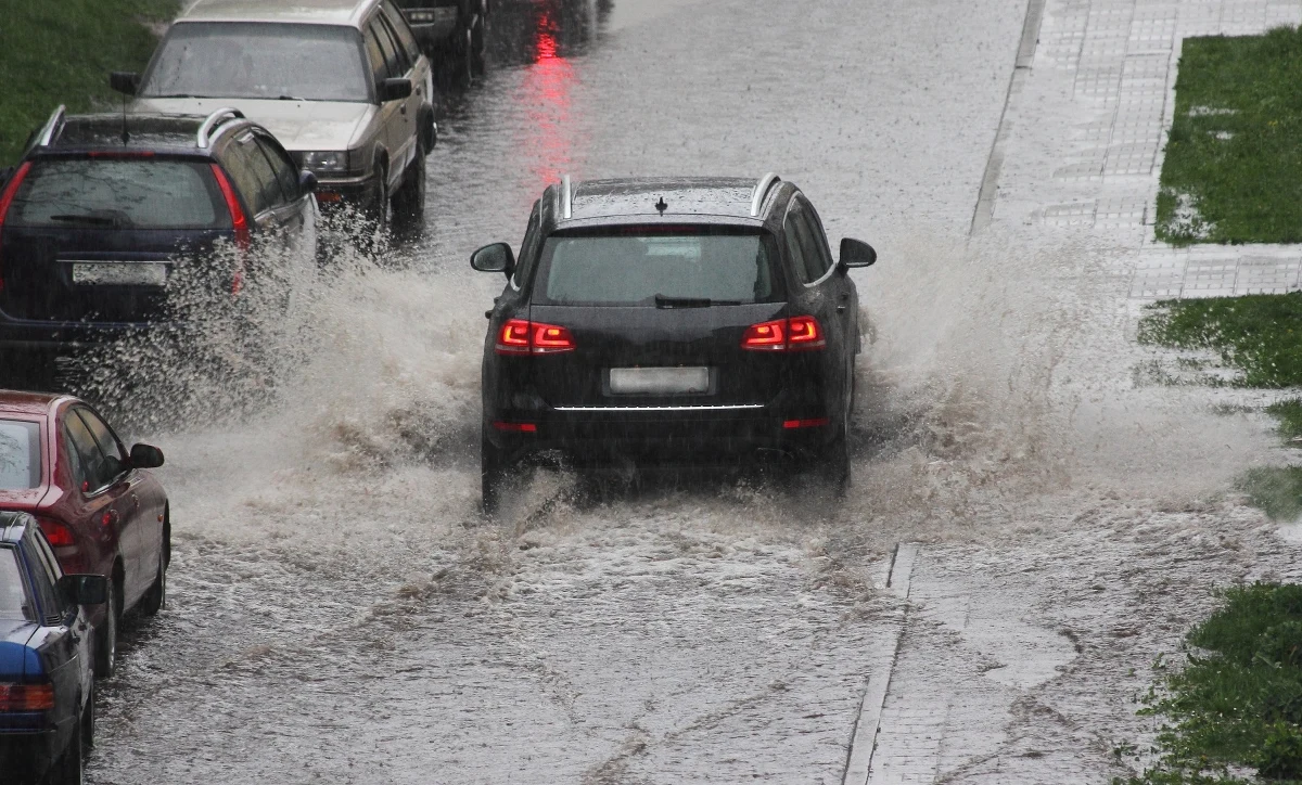 Na przeważającym obszarze kraju możliwe są dziś burze, którym miejscami będą towarzyszyć bardzo silne opady deszczu od 35 do 55 mm oraz porywy wiatru do 80 km/h, a także grad - ostrzega Instytut Meteorologii i Gospodarki Wodnej w zaktualizowanym komunikacie. Jest też alert RCB dla powiatów w 10 województwach. W sobotę w związku z nawałnicami nad Polską strażacy odnotowali ponad 400 interwencji.