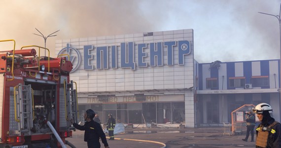 Co najmniej 14 osób zginęło w sobotnim rosyjskim ataku na hipermarket budowlany "Epicentr" w Charkowie, na północnym wschodzie Ukrainy - poinformowały w niedzielę miejscowe władze. Rannych jest co najmniej 25 osób, w tym 14-letni chłopiec.