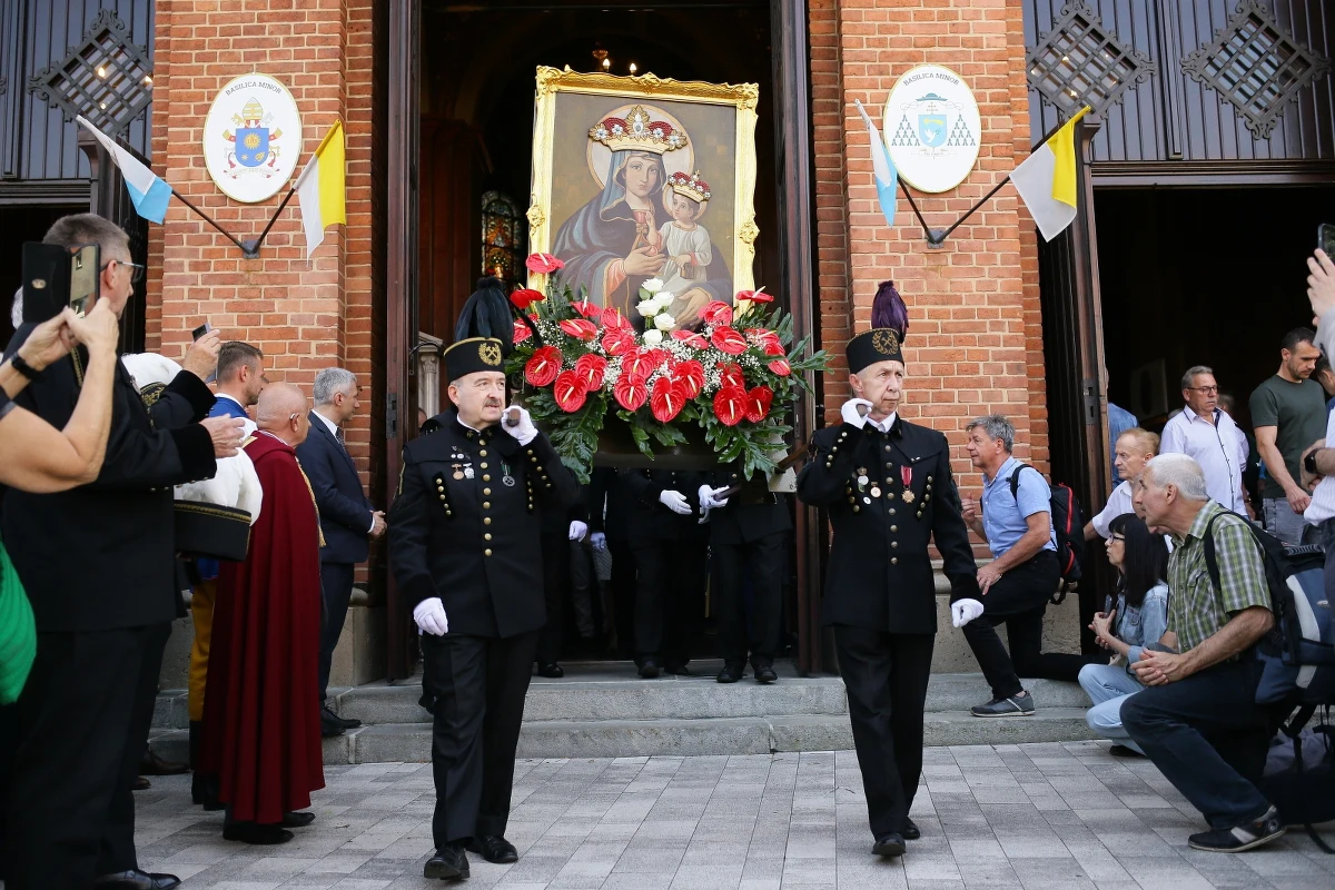 Kościołowi byłoby łatwiej, gdyby w paru miejscach odpuścił; nie upierał się przy aborcji czy eutanazji, nie wtrącał się w lekcje religii i krzyże w urzędach. Ale czy wtedy byłby jeszcze na pewno Kościołem Chrystusa? - pytał w niedzielę w Piekarach Śląskich metropolita katowicki abp Adrian Galbas.