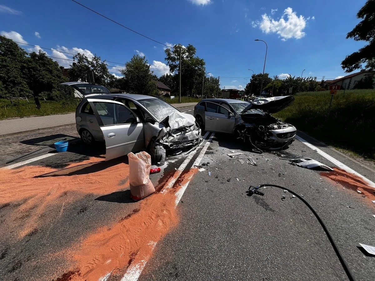 Siedem osób zostało rannych w wypadku, do którego doszło na drodze krajowej nr 91 między Pruszczem Gdańskim a Tczewem - podaje policja. Trasa jest zablokowana w obu kierunkach.
