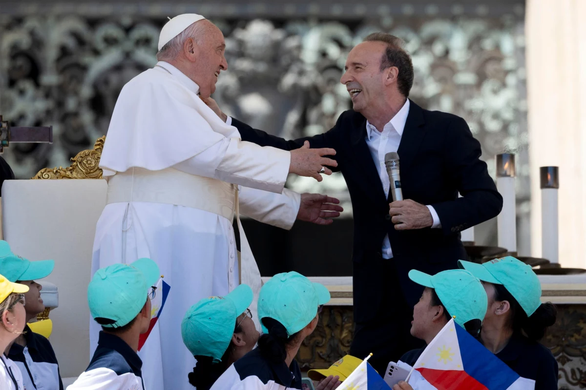 Roberto Benigni wystąpił w Watykanie przed Franciszkiem i 50 tysiącami małych widzów. Aktor przyjął zaproszenie na wydarzenie organizowane z okazji pierwszego Światowego Dnia Dzieci. Przyznał, że kiedy w dzieciństwie był pytany, kim chce zostać, odpowiadał serio: papieżem. Żartował, że do następnych wyborów stanie razem z Franciszkiem. 