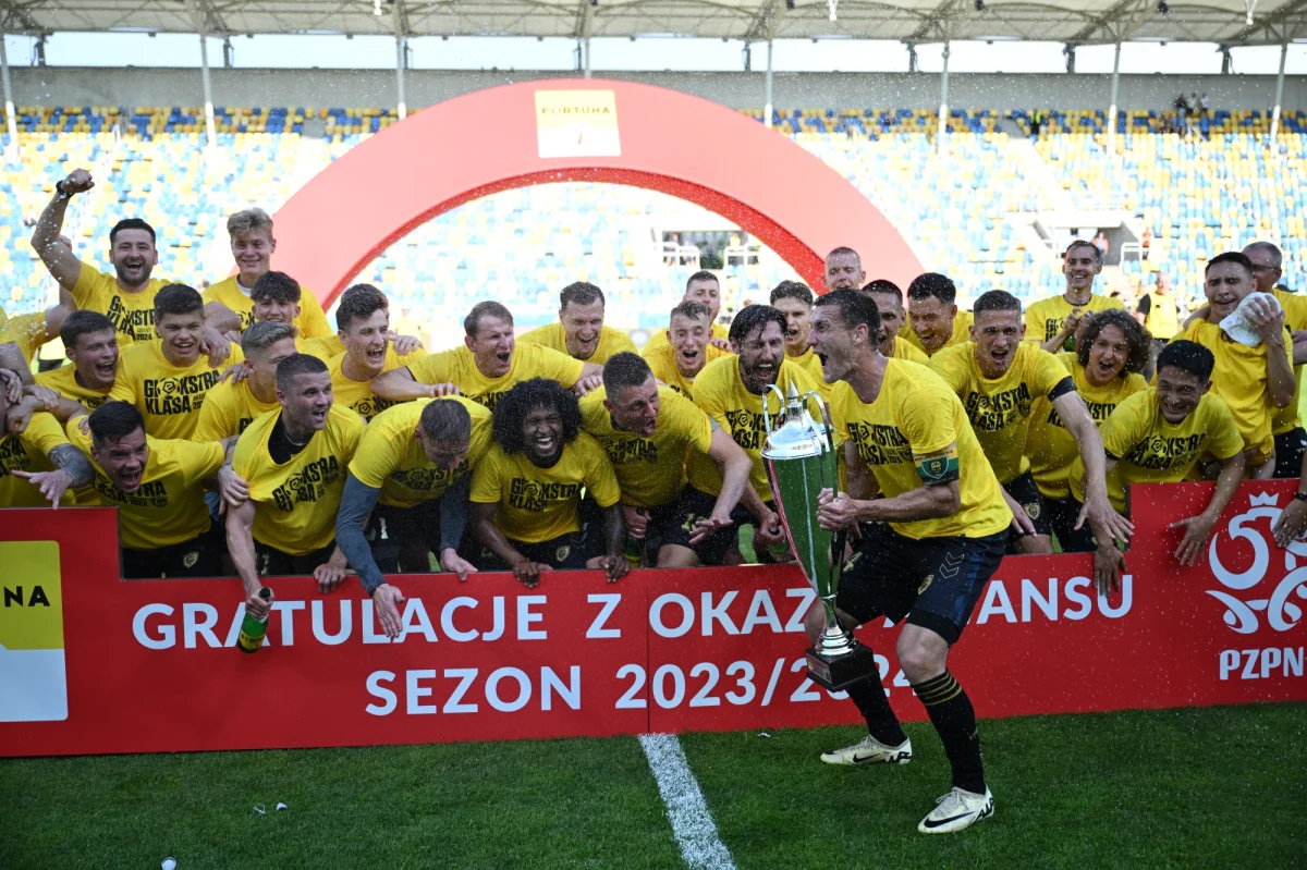 Piłkarze GKS Katowice po wyjazdowym zwycięstwie w ostatniej kolejce nad Arką 1:0 dzięki lepszemu bilansowi bezpośrednich meczów wyprzedzili zespół z Gdyni i z drugiego miejsca w tabeli 1. ligi awansowali do ekstraklasy. Po raz ostatni ta drużyna grała w najwyższej klasie w 2005 roku.