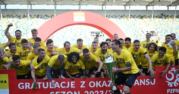 Piłkarze GKS Katowice po wyjazdowym zwycięstwie w ostatniej kolejce nad Arką 1:0 dzięki lepszemu bilansowi bezpośrednich meczów wyprzedzili zespół z Gdyni i z drugiego miejsca w tabeli 1. ligi awansowali do ekstraklasy. Po raz ostatni ta drużyna grała w najwyższej klasie w 2005 roku.