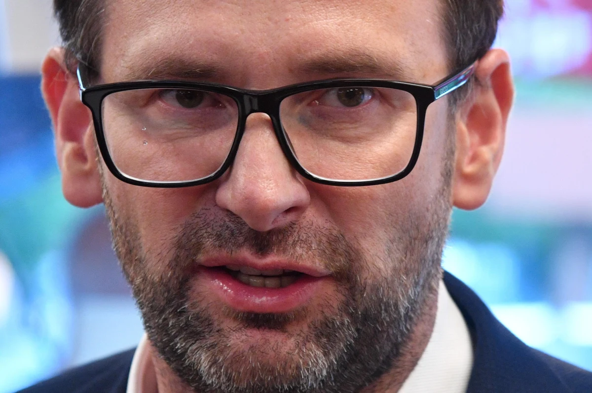 "Jeżeli zostanę prawidłowo, zgodnie z prawem poinformowany i zostanie mi to doręczone, to stawię się na komisji śledczej" - oświadczył były szef Orlenu Daniel Obajtek podczas jednego z pikników wyborczych na Podkarpaciu. Przekonywał, że komisja śledcza ds. afery wizowej "to jedna wielka hucpa polityczna", a z wizami ma tyle wspólnego, co "z pyłem na Marsie, czyli nic". Dopytywany o pojawiające się opinie, że się ukrywa, były szef Orlenu podkreślił, że spotyka się z ludźmi w ramach kampanii wyborczej. "Mam media społecznościowe, pokazuję, gdzie jestem codziennie. Przecież nie uciekam, nie unikam. Tu jest policja, która również uczestniczy w tym pikniku" - dodał. 