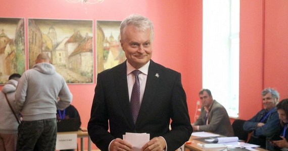 Ubiegający się o reelekcję Gitanas Nauseda zwycięża w drugiej turze wyborów prezydenckich na Litwie. Po podliczeniu głosów z ponad połowy komisji wyborczych stwierdzono, że uzyskał 83,75 proc. głosów, a jego rywalka, premier Ingrida Szimonyte - 14,83 proc.