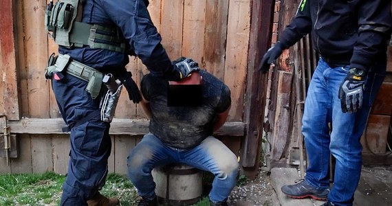 Łowcy Cieni z CBŚP zatrzymali obywatela Czech, który był poszukiwany czerwoną notą Interpolu. Mężczyzna wpadł w ręce policji w województwie opolskim, niedaleko granicy. 