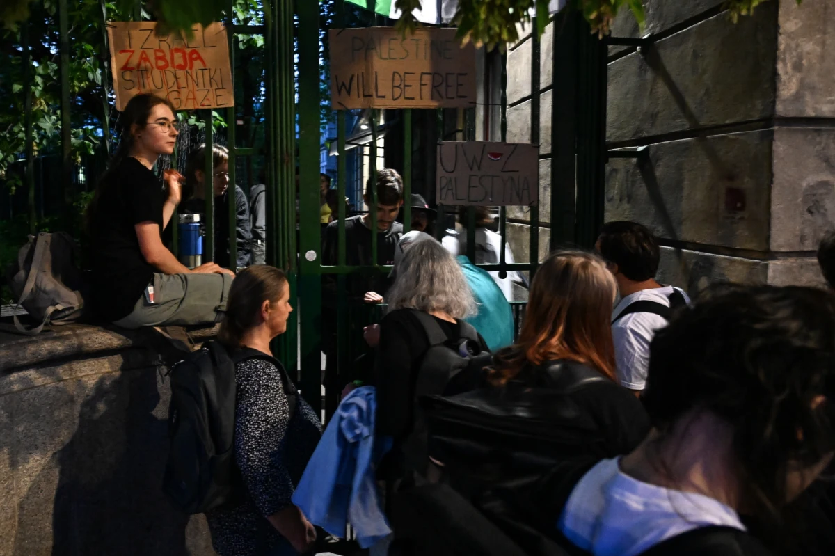 Przed protestującymi studentami Uniwersytetu Warszawskiego trzecia noc pod namiotami w Parku Autonomia przy Nowym Świecie. Młodzi ludzie od piątku okupują to miejsce, domagając się od rektora konkretnych działań: potępienia wojny w Strefie Gazy i zerwania kontaktów z Izraelem. 