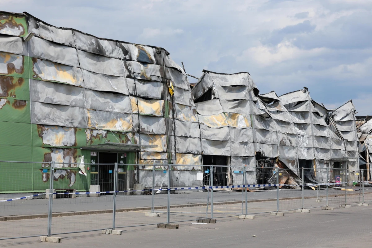 Zorganizowana grupa przestępcza ma stać za pożarem hali w Warszawie. Służby poważnie wiążą to zdarzenie z podpaleniem na zlecenie - informuje "Rzeczpospolita".