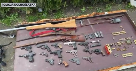 10 sztuk broni, magazynki do niej, blisko 300 szt. amunicji i ponad 1 tys. porcji metamfetaminy przejęli policjanci po przeszukaniu domu w gminie Chojnów na Dolnym Śląsku. Zatrzymali mężczyznę podejrzanego o handel bronią.