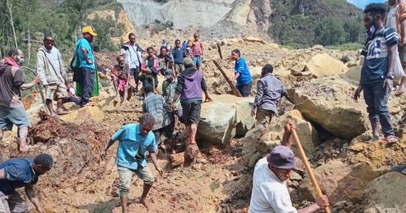 Ponad 2 tysiące ludzi zostało pogrzebanych żywcem przez zwały ziemi, jaka w piątek osunęła się na wioski w Papui-Nowej Gwinei. "Trwa walka z czasem" - oświadczył Serhan Aktoprak, szef Międzynarodowej Organizacji ds. Migracji.