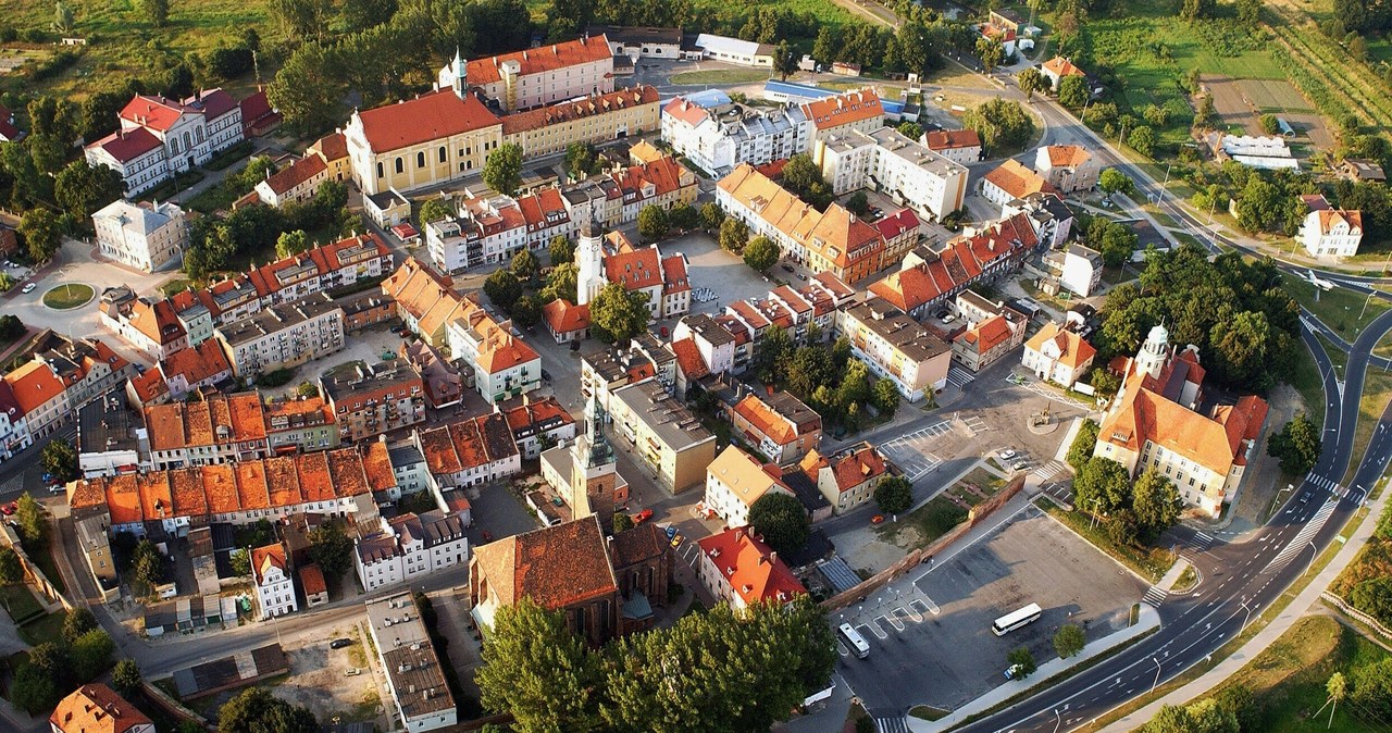 Na Dolnym Śląsku, niecałą godzinę od Wrocławia i zaledwie 20 minut od słynnego Opactwa Cystersów w Lubiążu, znajduje się inne ciekawe założenie klasztorne. Budowle z XVIII wieku właśnie wystawiono na sprzedaż. Cena jest zaskakująco przystępna, a opcji na adaptację przybytku wystawca sugeruje całkiem sporo.